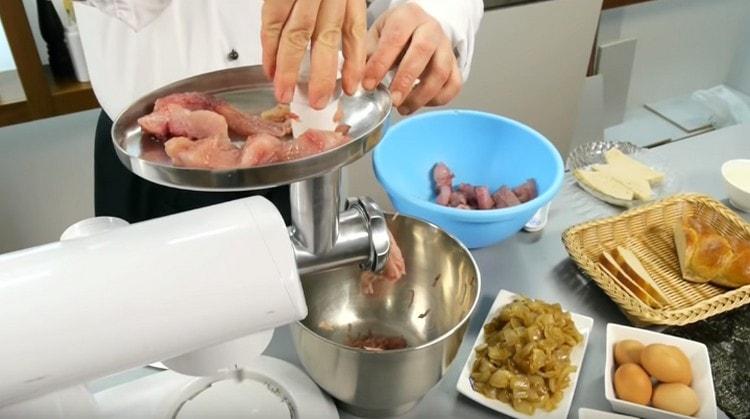 Attraverso un tritacarne, salta il filetto di luccio, le cipolle fritte in padella e il pane bianco imbevuto in acqua in anticipo.