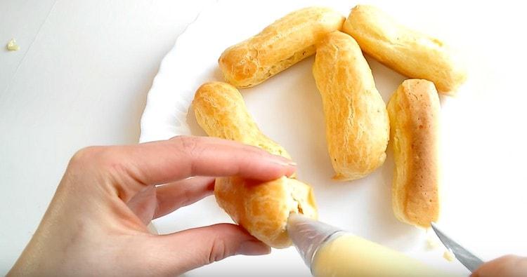 Usando una busta di pasta con un ugello, riempi i bignè di crema.