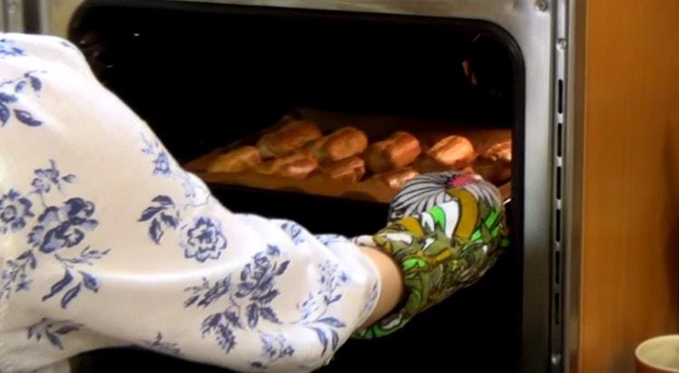 Inviamo la teglia agli eclairs nel forno.