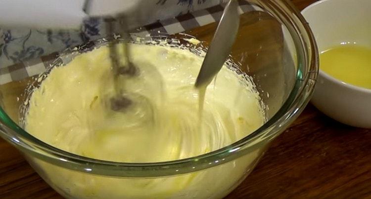 Durante la frusta dell'olio, vi introduciamo lo sciroppo di crema pasticcera.