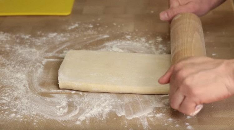 Stendere la pasta sfoglia.