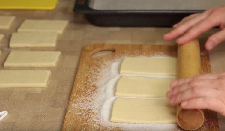 Con il mattarello premiamo un po 'l'impasto con lo zucchero.