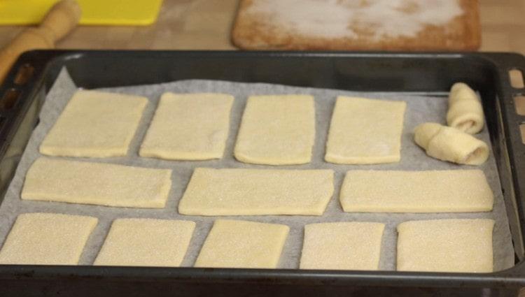 Sugar up stendi il pezzo su una teglia da forno, che deve essere coperta di pergamena.