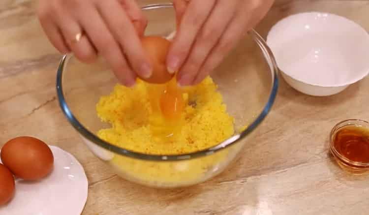 Upang makagawa ng isang orange cake, ihalo ang mga sangkap