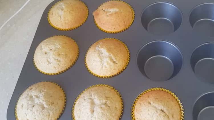 Preriscalda il forno per preparare cupcake alla banana