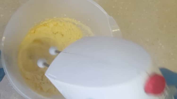 Mescola gli ingredienti per preparare cupcake alla banana.