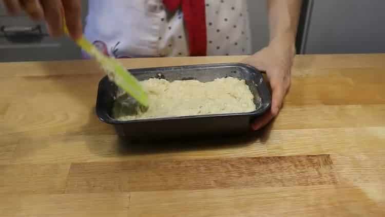 Per preparare una torta di banane, metti l'impasto nello stampo