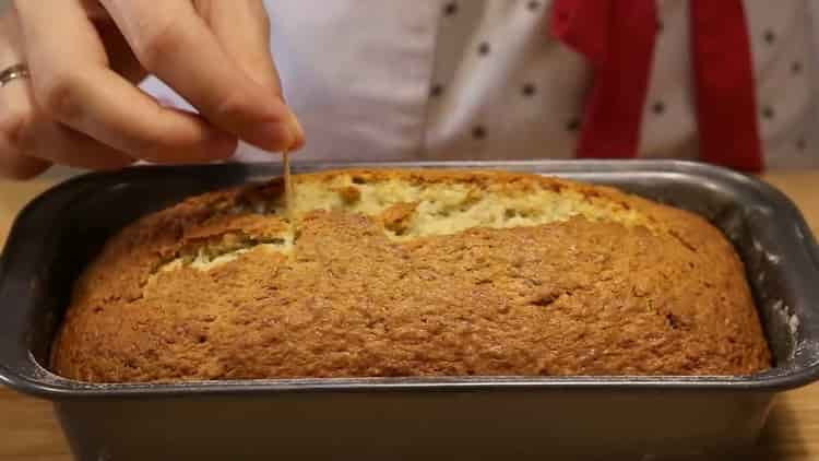 Per preparare una torta di banane, controlla la prontezza