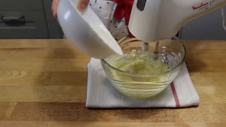 Aggiungi lo zucchero per fare una torta di banane