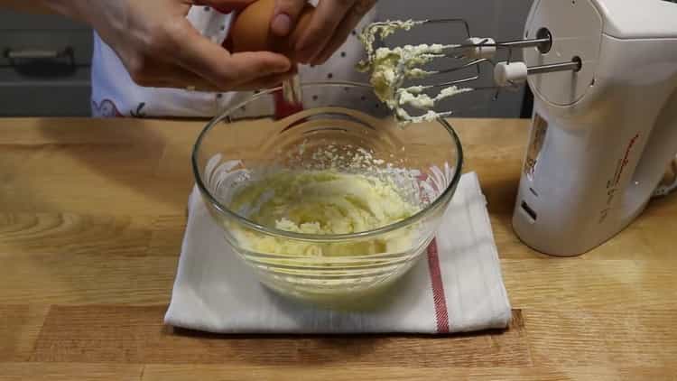 Aggiungi le uova per fare una torta di banane.