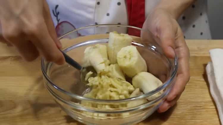 Per preparare un muffin alla banana, prepara una purea di banana