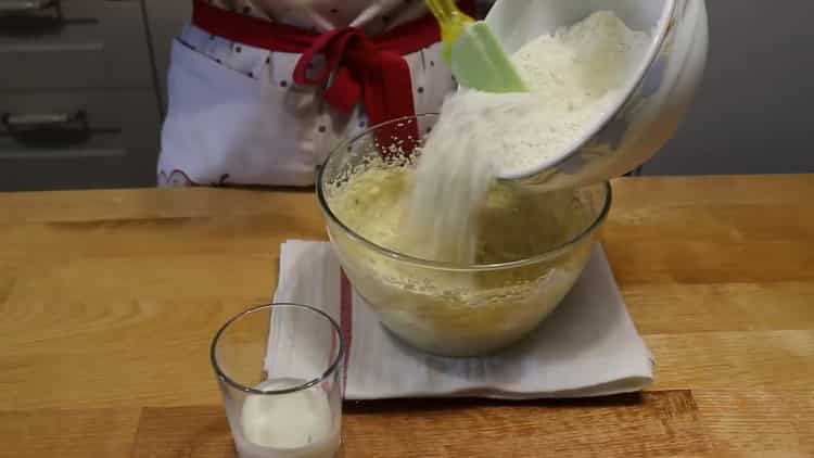 Mescola gli ingredienti per preparare una torta di banane.