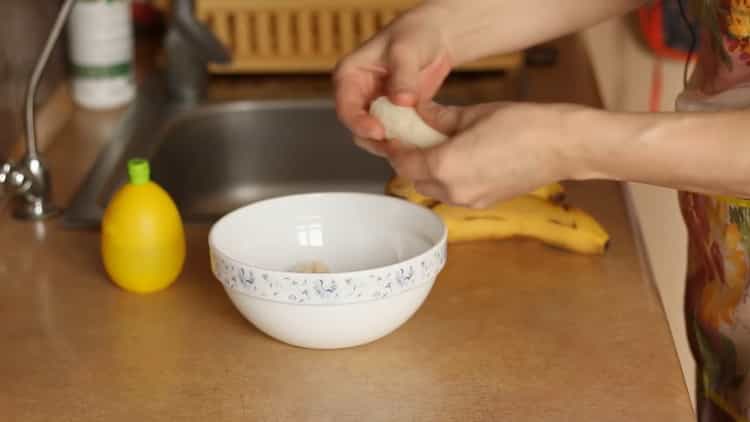 Macina una banana per preparare una cheesecake alla banana