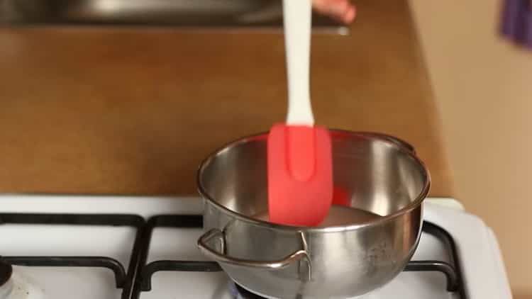 Per preparare una cheesecake alla banana, prepara lo sciroppo