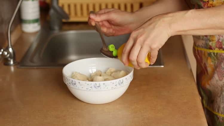 Aggiungi il succo di limone per preparare una cheesecake alla banana.