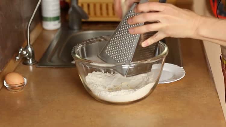 Per preparare una cheesecake alla banana, prepara il burro