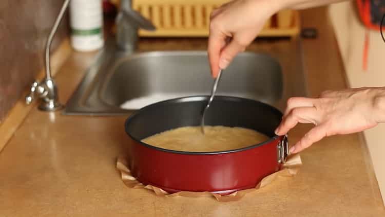 Per preparare una cheesecake alla banana, bucare la torta con un filo