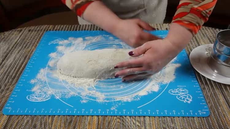 Impastare la pasta per fare il pane senza lievito.