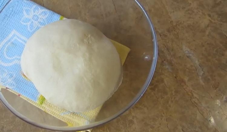 Per fare i bianchi nel forno, impastare la pasta