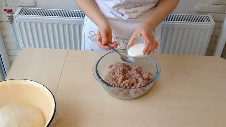 Per preparare i bianchi con carne macinata secondo una semplice ricetta, mescola tutti gli ingredienti