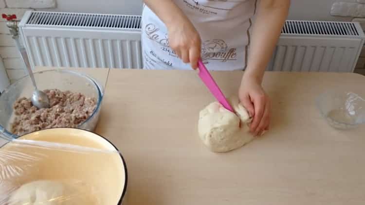 Per preparare i bianchi con carne macinata secondo una semplice ricetta, tagliare l'impasto