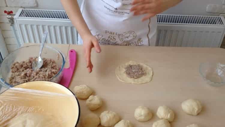 Per preparare i bianchi con carne macinata secondo una semplice ricetta, metti il ​​ripieno sull'impasto