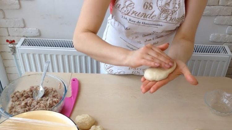 Per preparare i bianchi con carne macinata, usa una semplice ricetta per arrotolare una tortilla