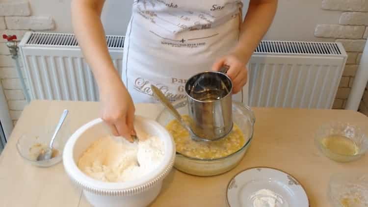 Per preparare i bianchi con carne macinata secondo una semplice ricetta, aggiungi olio