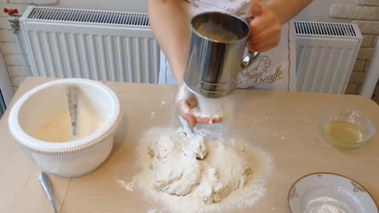 Per la preparazione dei bianchi con carne macinata secondo una semplice ricetta, impastare la pasta