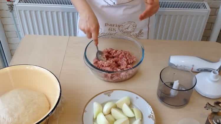 Per preparare i bianchi con carne macinata secondo una semplice ricetta, preparare la carne macinata