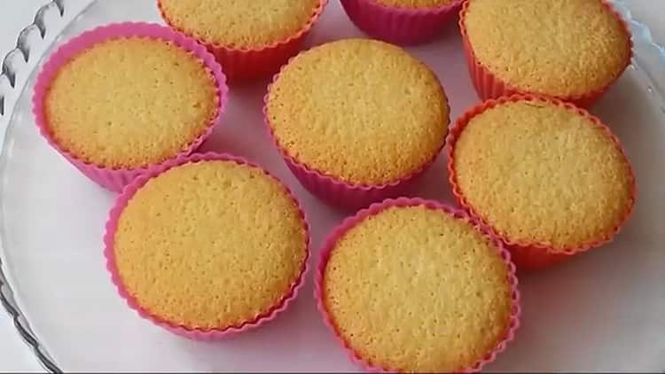 Preriscalda il forno per fare i muffin ai biscotti