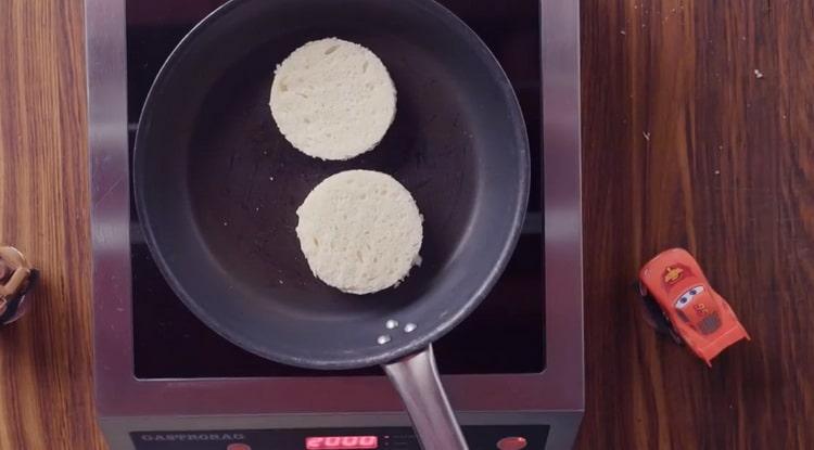 Per preparare la bruschetta al salmone, rosolare il pane