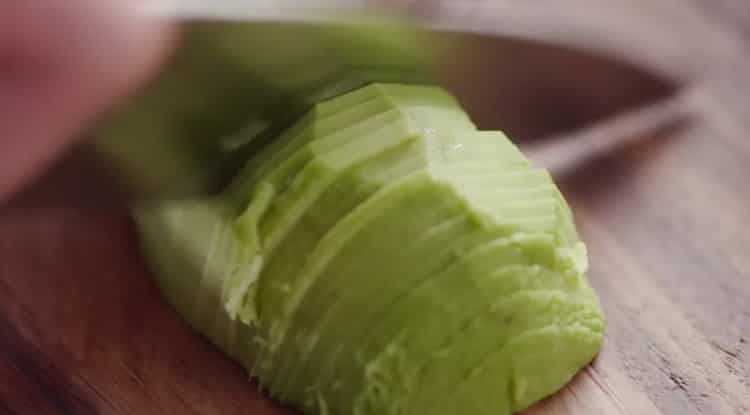 Per preparare la bruschetta al salmone, tritare l'avocado