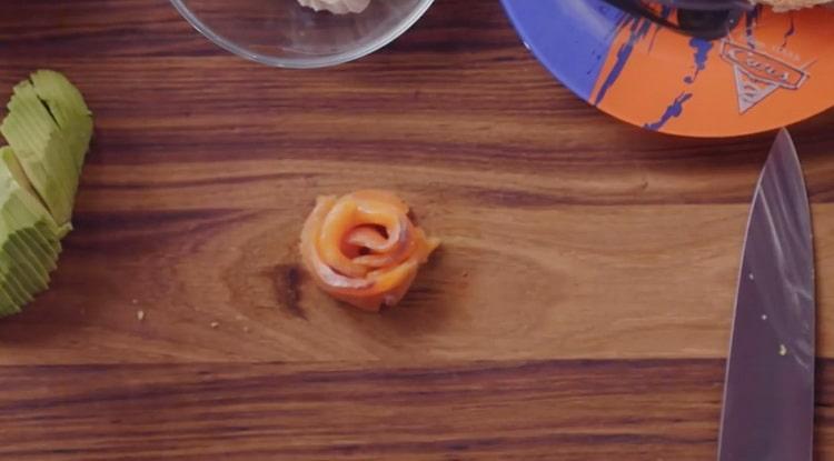 Per preparare la bruschetta al salmone, prepara una rosa