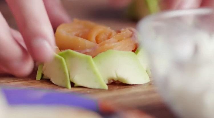 Per preparare le bruschette di salmone, prepara gli ingredienti