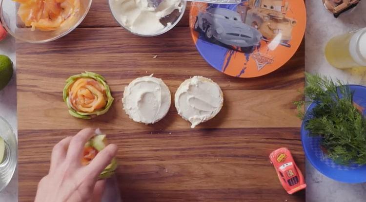 Per preparare la bruschetta al salmone, ungere il pane con il formaggio