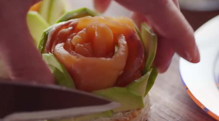 Per preparare le bruschette di salmone, forma una rosa