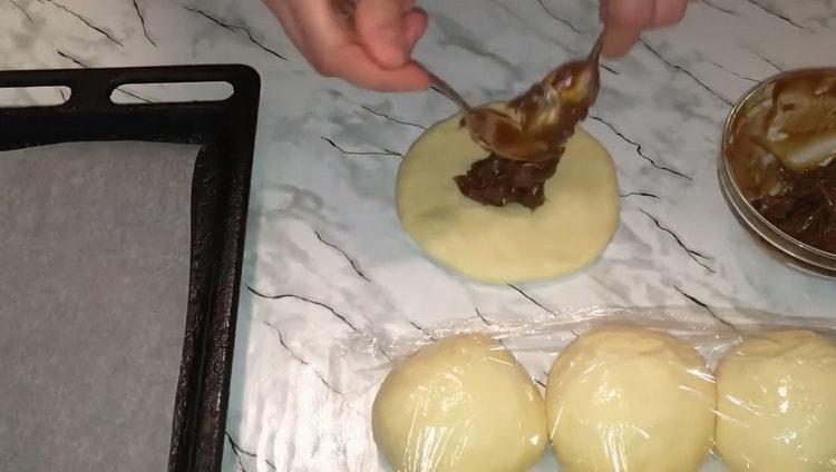 Per preparare panini con latte condensato bollito, mettere il latte condensato sull'impasto