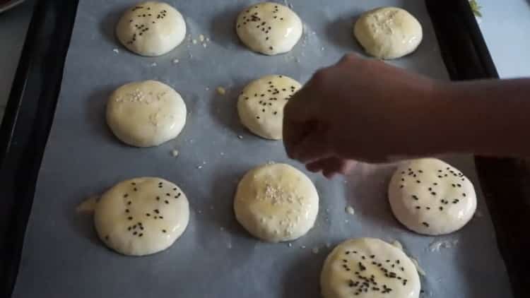 Per preparare i panini, cospargere con semi di sesamo