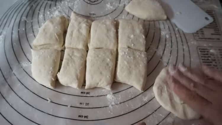 Per preparare i panini, preparare l'impasto