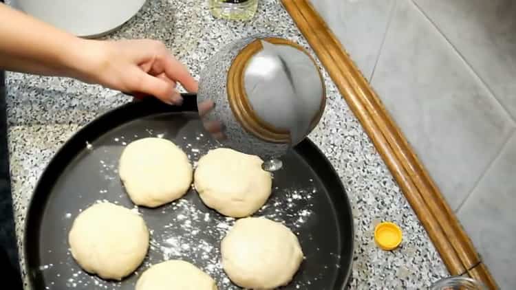 Per preparare i panini nel latte, prepara una teglia