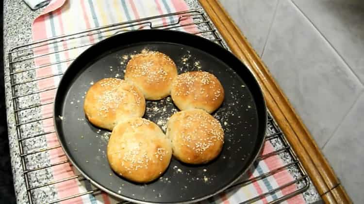 Per preparare panini al latte, preriscaldare il forno