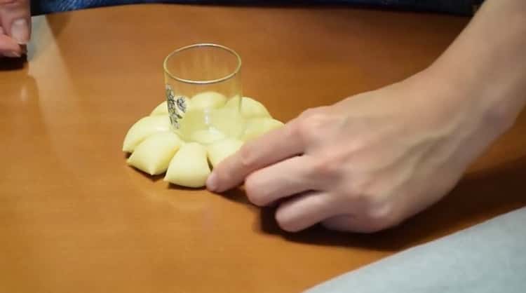 Forma un panino per preparare i panini alla marmellata