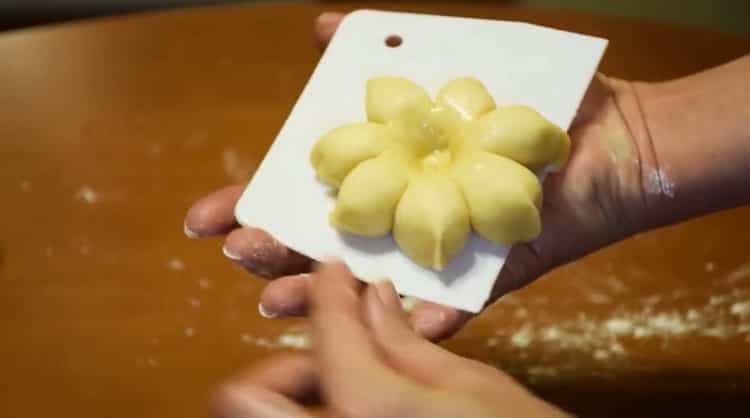 Per preparare panini con marmellata, posizionare il panino in una teglia