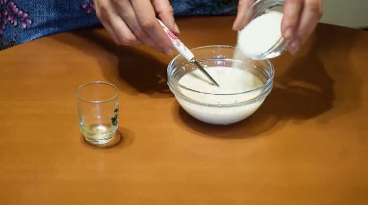 Preparare gli ingredienti per i rotoli di muffin.