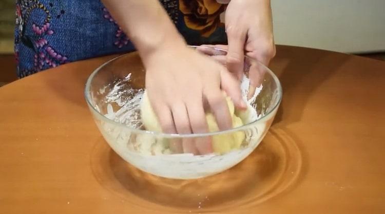 Impastare la pasta per fare i panini alla marmellata