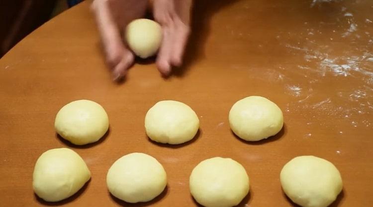 Per preparare panini con marmellata, preparare l'impasto