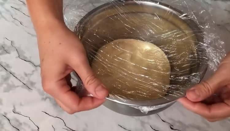 Per preparare i panini al lievito di crema pasticcera, lascia riposare l'impasto