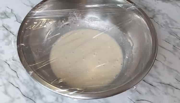 Per preparare i panini al lievito di crema pasticcera, preparare l'impasto