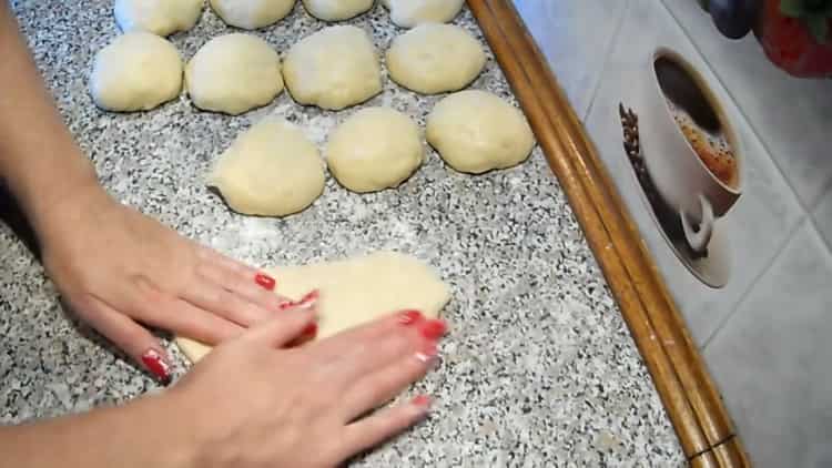 Rotoli l'impasto per fare i rotoli di uva passa